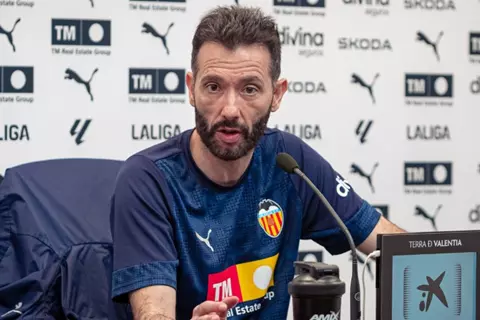 مدرب فالنسيا عن ضم أليو ديانج: تركيزي منصبّ على الفريق الحالي